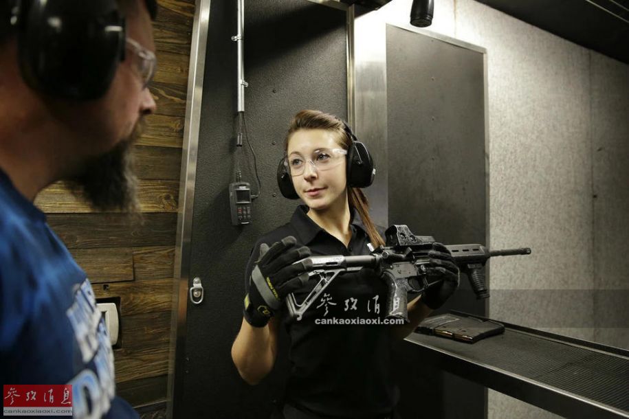 性感辣妹玩重机枪靶场上的美女射手