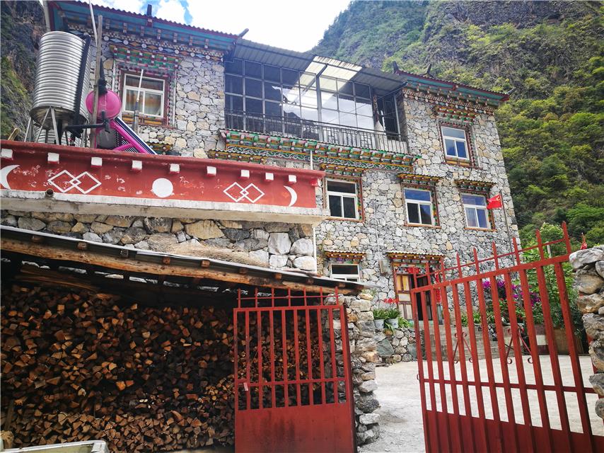 云南迪庆香格里拉市尼西乡幸福村：依靠生态旅游致富了，住户咧嘴笑了