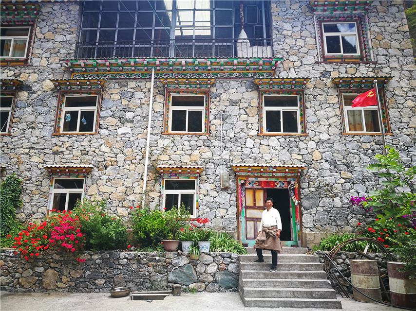 云南迪庆香格里拉市尼西乡幸福村：依靠生态旅游致富了，住户咧嘴笑了