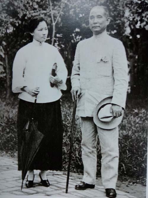 宋庆龄与孙中山合影
