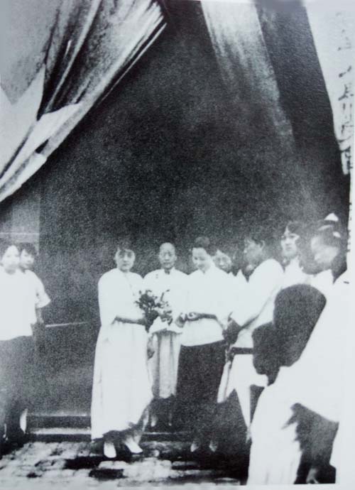 宋庆龄与“广东女界出征军人慰劳会”会员合影