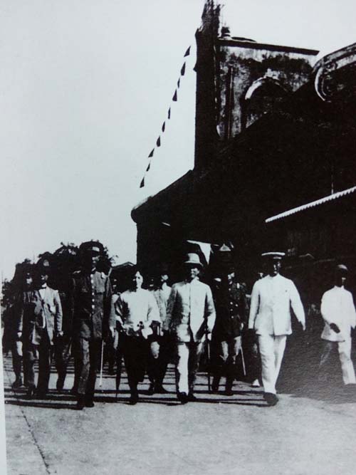 宋庆龄与率红十字会员随军