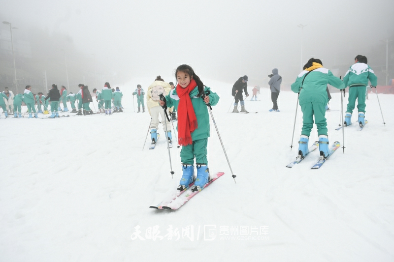 （中首）築夢冬奧丨六盤水：冰雪運動進校園