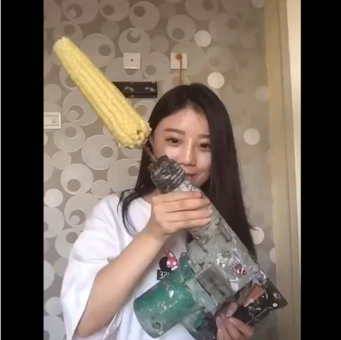 心疼！长发美女玩“电钻吃玉米” 头发被卷走
