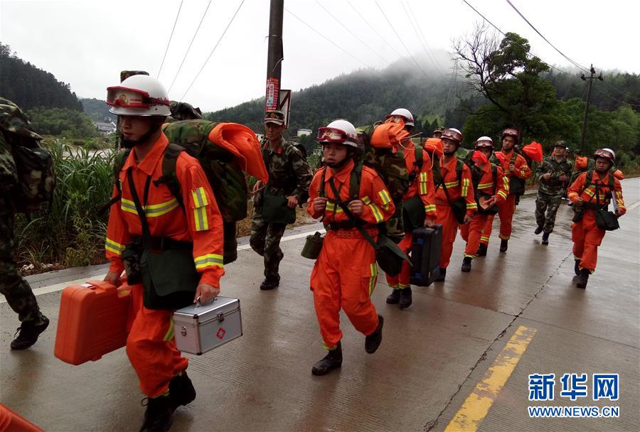 武警水電部隊官兵趕赴福建泰寧山體滑坡現場救援