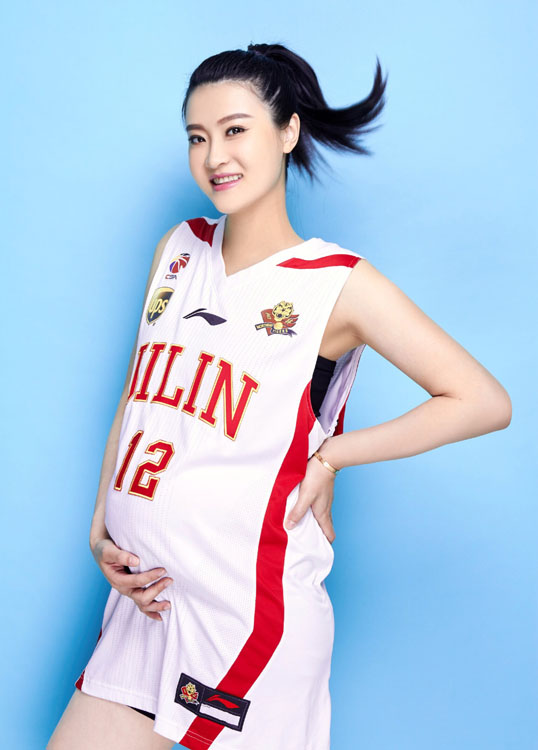 钟诚妻子拍摄性感怀孕写真 调侃自己有点肿