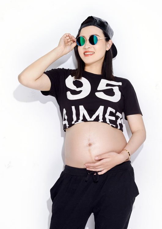 钟诚妻子拍摄性感怀孕写真调侃自己有点肿