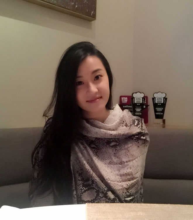 钟诚妻子拍摄性感怀孕写真 调侃自己有点肿