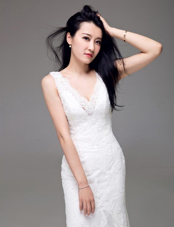 钟诚妻子拍摄性感怀孕写真 调侃自己有点肿