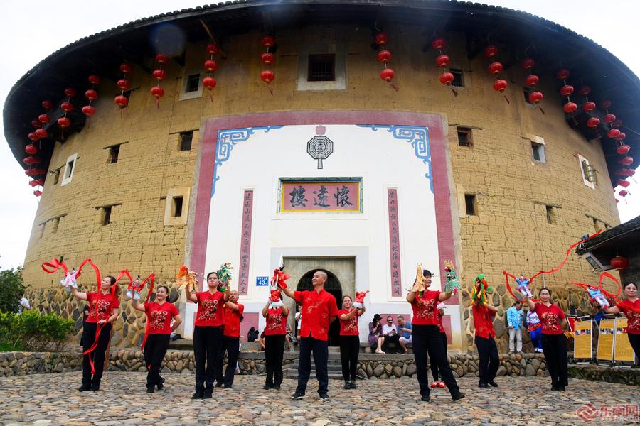 南靖土楼上演非遗大戏