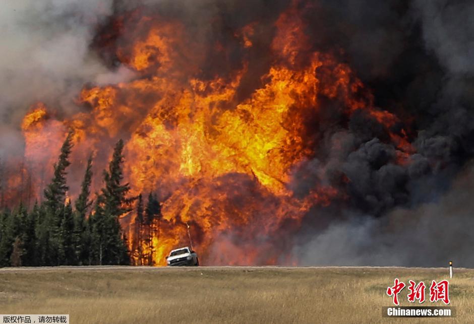 “野兽”山火持续肆虐加拿大 1000平方公里深陷火海
