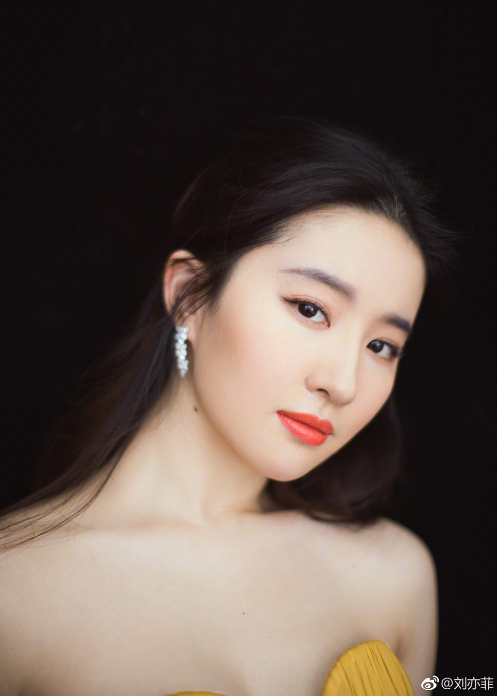 天仙本仙刘亦菲穿黄色抹胸纱裙亮相皮肤白到发光