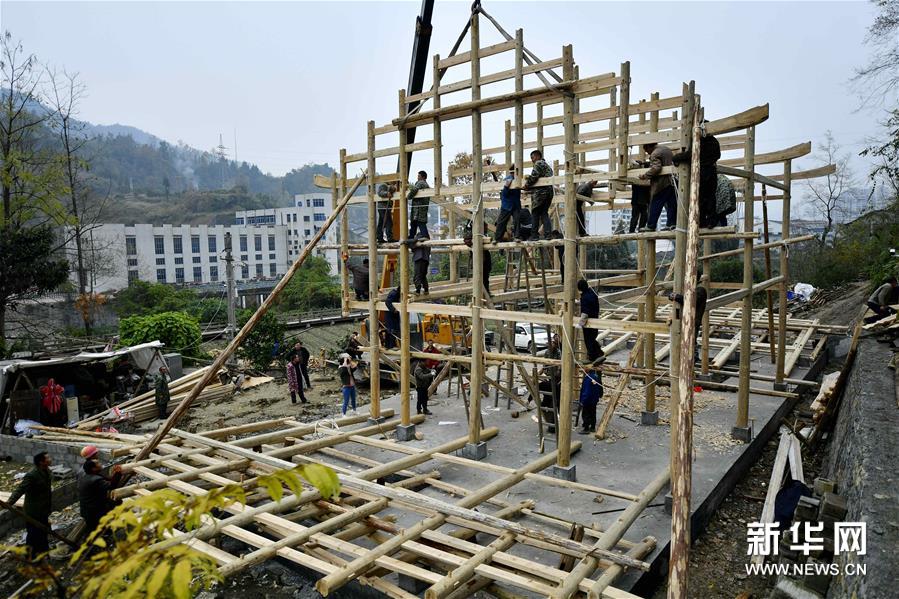 湖北宣恩：吊脚楼民居进县城