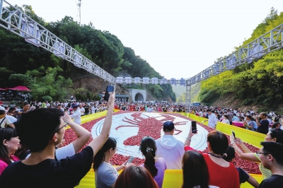 【旅游资讯-文字列表】老君山“万人龙虾宴”开席 食客共享1吨小龙虾