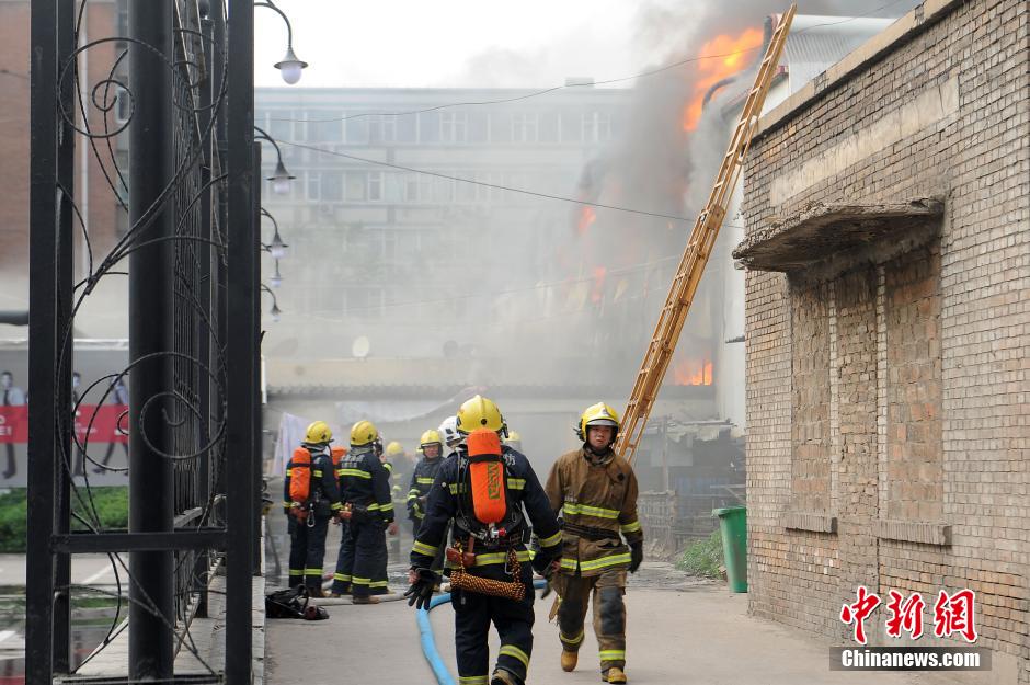 山西太原一仓库失火 浓烟滚滚(组图)