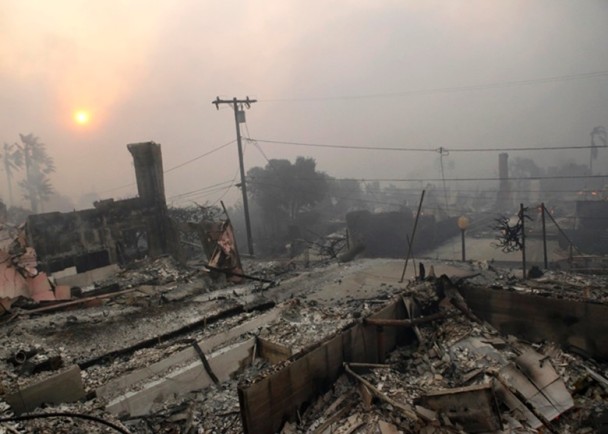 大火過後，建築物被摧毀，現場一片狼藉_fororder_rg_U-fypnsin8354849
