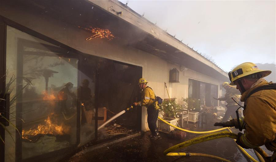 加州消防队长：在这样的大风中，消防队没有能力扑灭大火_fororder_CqgNOlopQI6ACsdjAAAAAAAAAAA041.900x618
