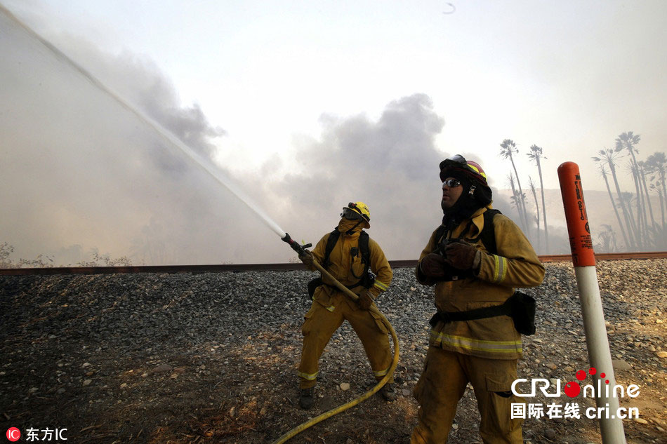 至少4000名消防人員正在奮力控制火勢_fororder_CqgNOlop7fiAIud_AAAAAAAAAAA364.950x633