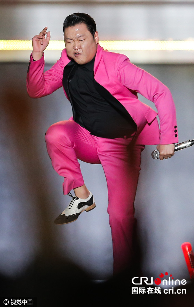 Winner、Ikon亮相演唱会 Psy骚粉西装跳骑马舞high爆