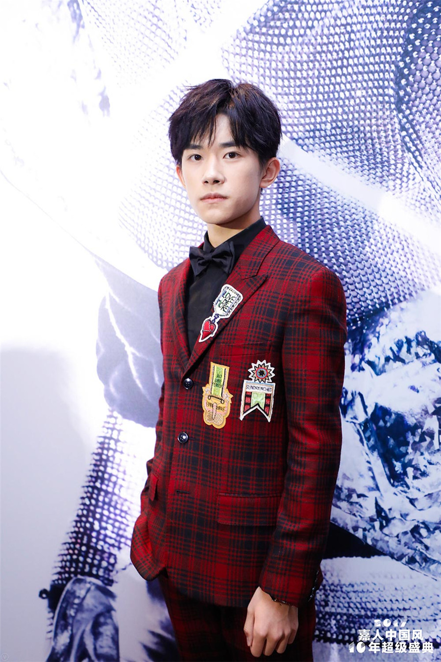 易烊千玺合影李宇春 红色格子西装少年气息满满