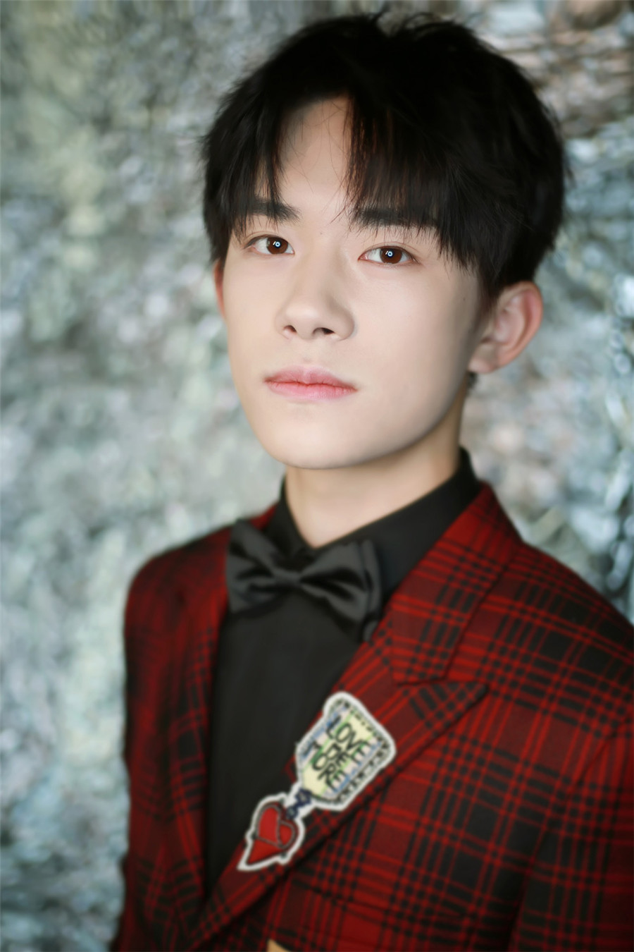 易烊千玺出席时尚盛典 西装亮相不失少年气息