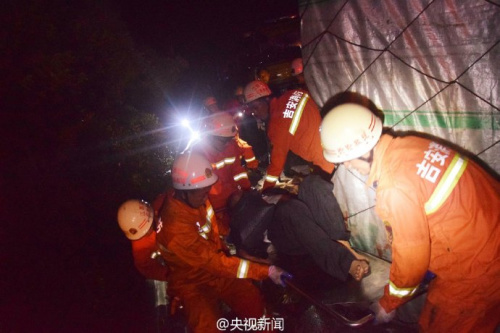 江西樟吉高速卧铺客车与重型半挂车相撞 致7人死亡