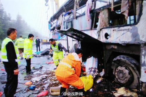 江西樟吉高速卧铺客车与重型半挂车相撞 致7人死亡