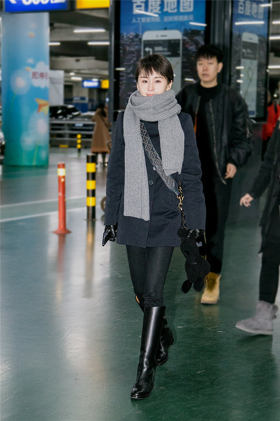 圖片默認標題_fororder_又酷又暖！王子文機場與地勤開心熱聊親和力十足4