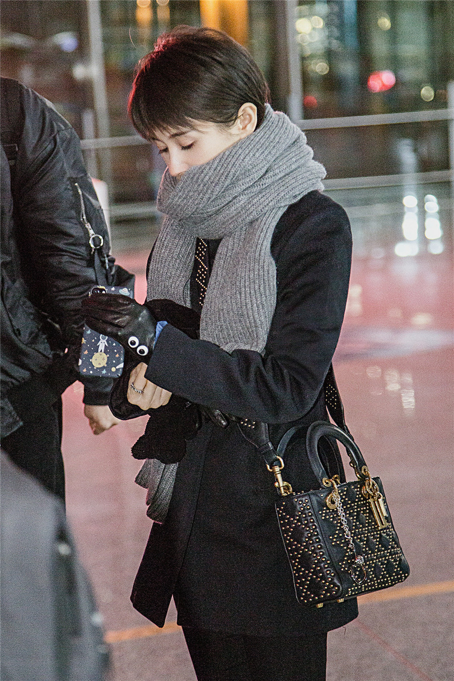 圖片默認標題_fororder_又酷又暖！王子文機場與地勤開心熱聊親和力十足1