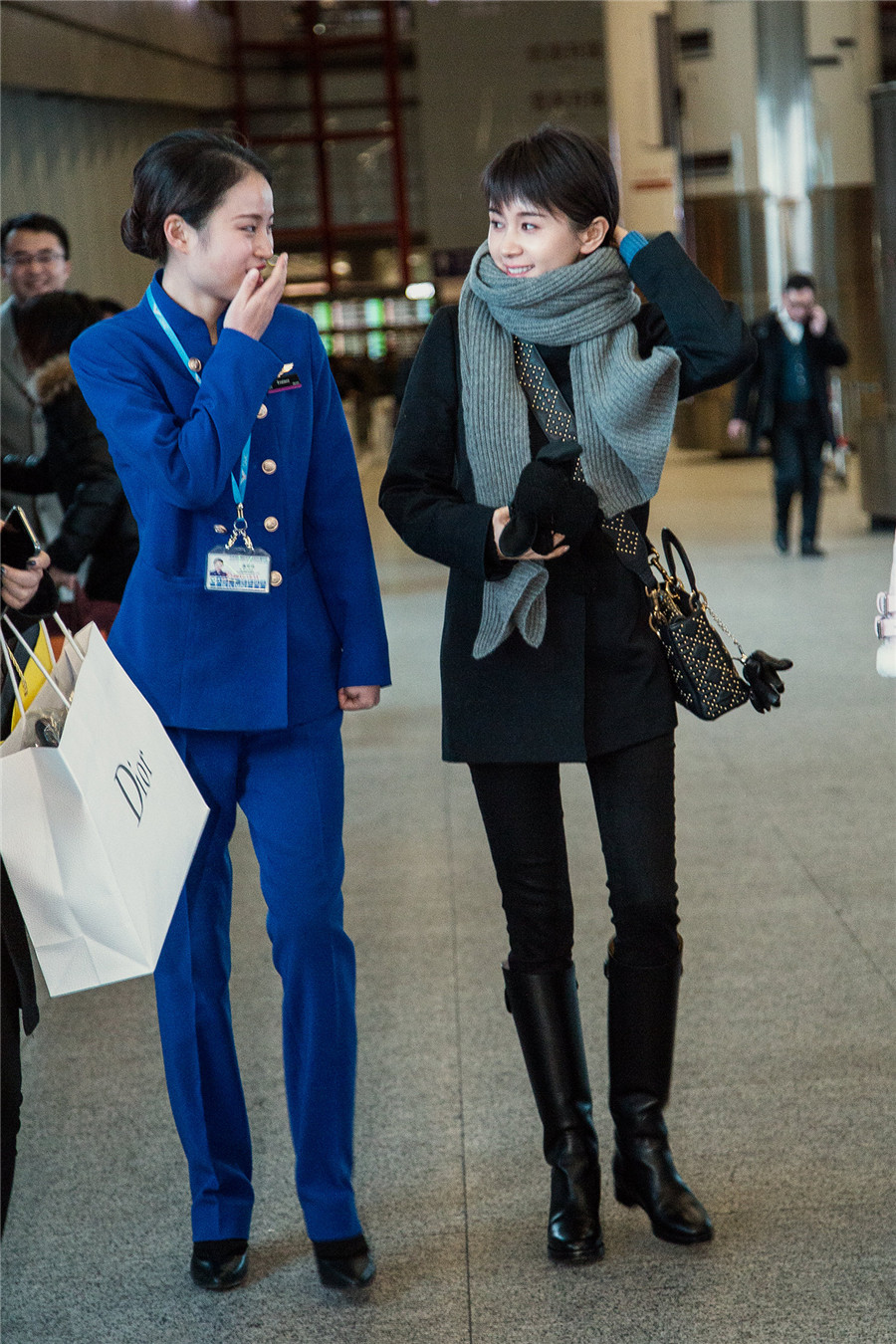 圖片默認標題_fororder_又酷又暖！王子文機場與地勤開心熱聊親和力十足6