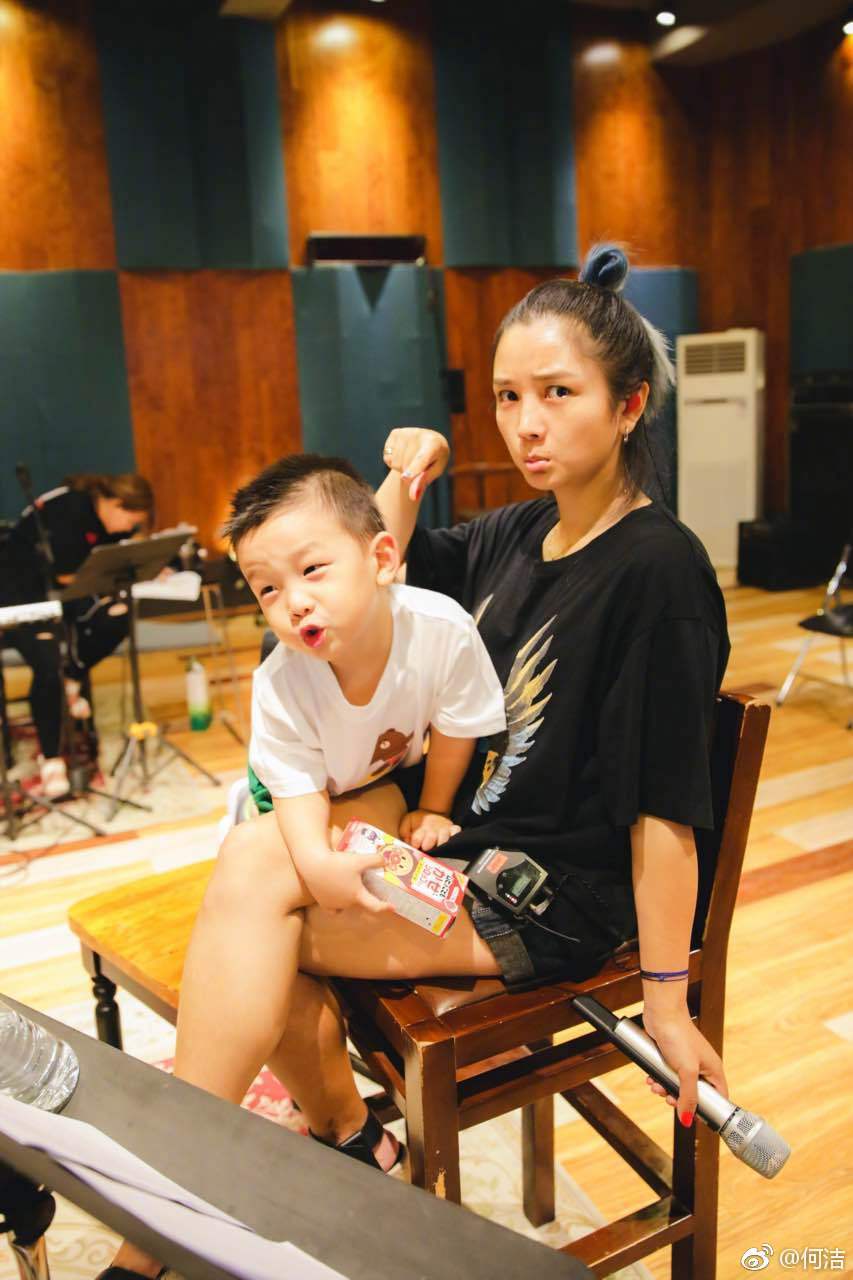 何洁发文辟谣:孩子我养 从未要求赫子铭净身出户