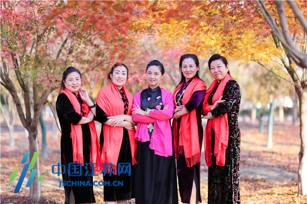 江苏如皋：冬日枫林旗袍秀