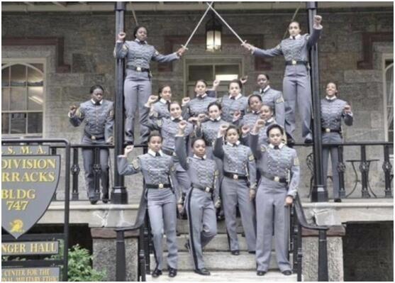 西點軍校黑人女學員拍畢業照時舉拳頭 引發爭議