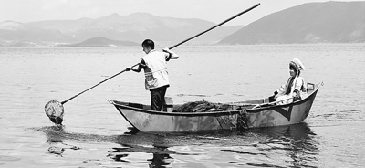 人民日報:輕舟過洱海 碧波萬頃開