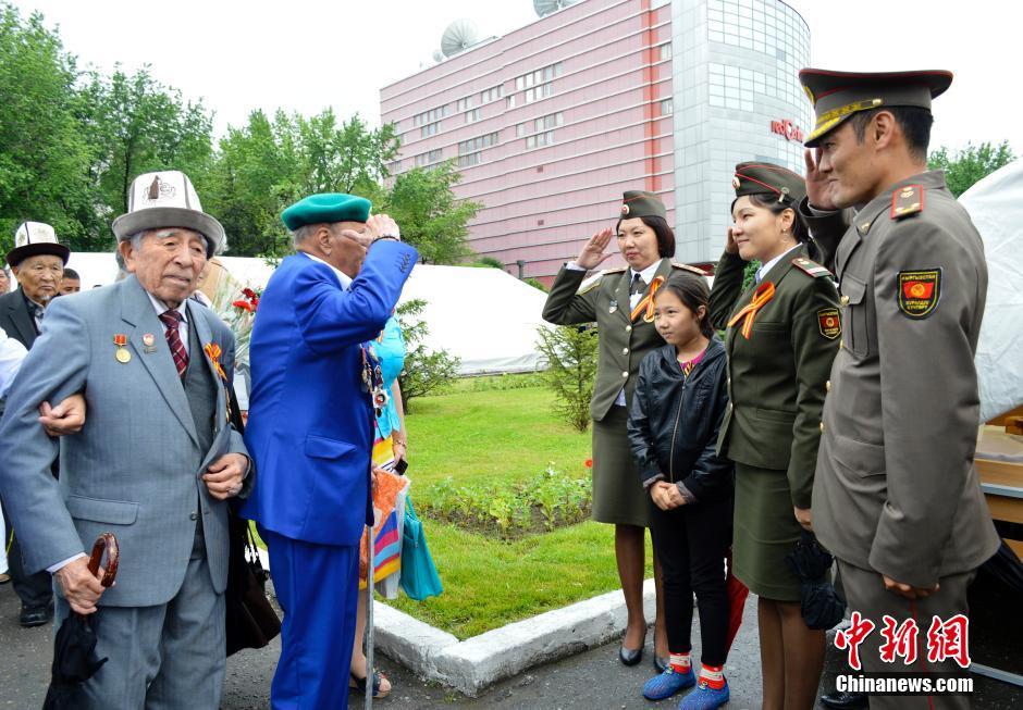吉尔吉斯斯坦万人游行 纪念二战胜利日(组图)