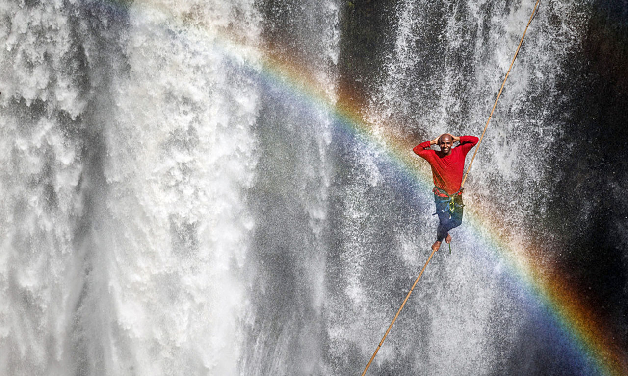 惊险的高空走钢丝牛人坠亡美女高跟鞋上阵