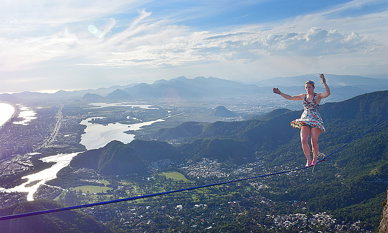 惊险的高空走钢丝:牛人坠亡美女高跟鞋上阵