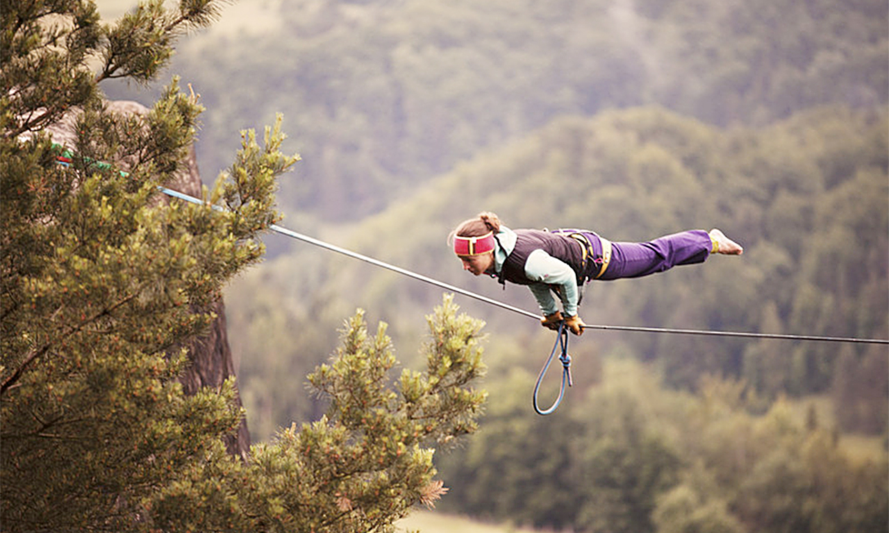 惊险的高空走钢丝:牛人坠亡美女高跟鞋上阵 惊险的高空走钢丝:牛人坠亡美女高跟鞋上阵