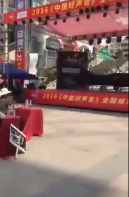 《好声音》海选惊现意外!女选手遭LED屏幕砸头