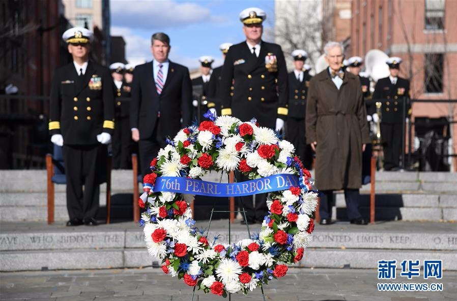 当地时间12月7日，在美国华盛顿的海军纪念广场，人们参加珍珠港事件76周年纪念仪式。新华社记者殷博古摄