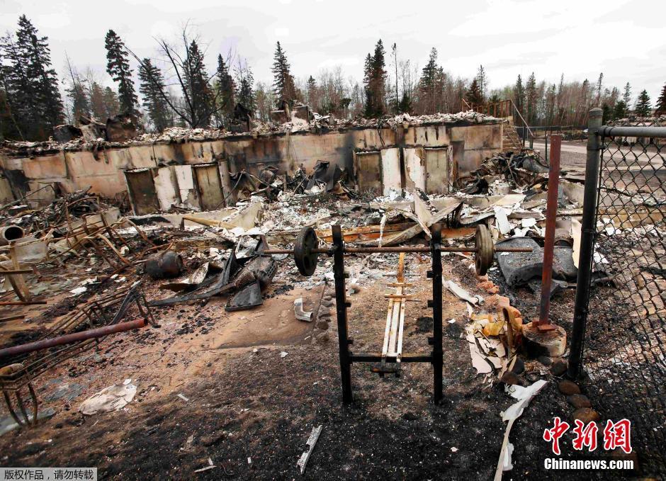 加拿大森林大火灾后一片狼藉(组图)