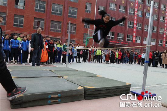 巫山秀峰中学进行体艺节 体育艺术展学生风采