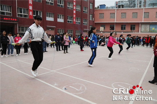 巫山秀峰中学进行体艺节 体育艺术展学生风采