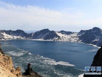 「融氷の季節」を迎えた長白山天池　吉林省