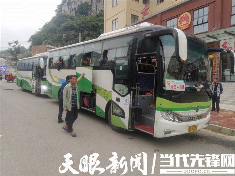 紫雲易地扶貧搬遷戶的田園工薪族生活