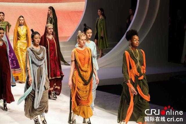 丝绸之路国际时装周震撼开幕 时尚界又现新航母