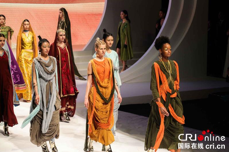 絲綢之路國際時裝周震撼開幕 時尚界又現新航母