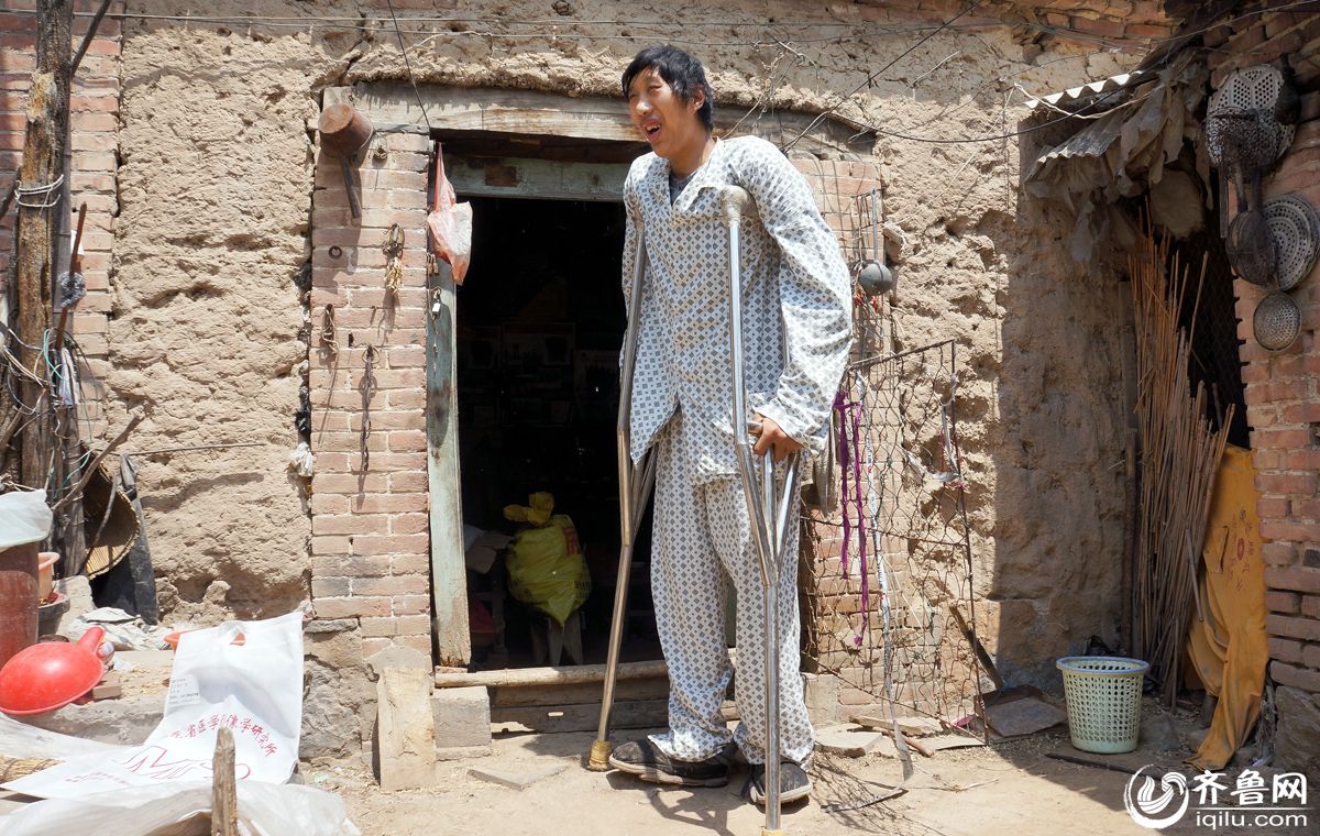 2米43高人15岁时打球受伤 现生活不能自理