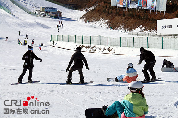 圖片默認標題_fororder_初學單板滑雪者在南山滑雪場單板練習區聯繫_副本