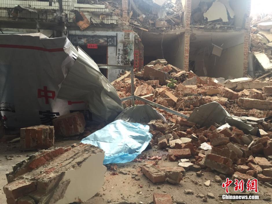 郑州拆迁工地围墙坍塌砸伤路人-国际在线
